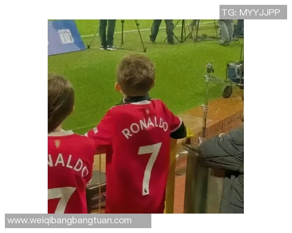 情侣运动头像中的足球明星魅力与激情的完美结合