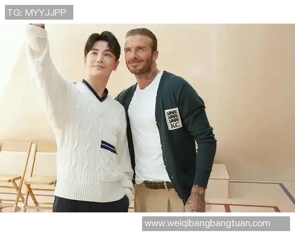 李连杰与足球明星亲密合影展现运动精神与友谊的完美结合