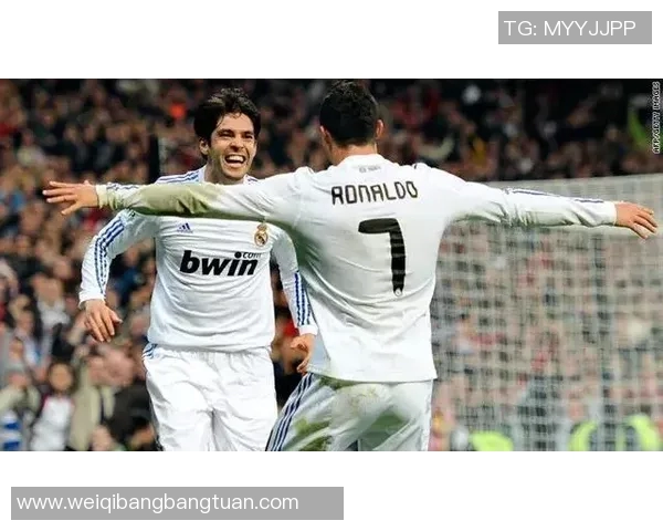 C罗足球明星风采尽显精彩瞬间照片集锦与背后的故事分享